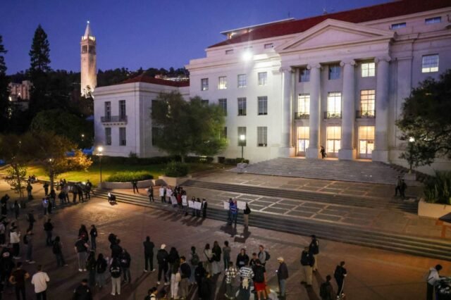 SJM-L-FOLOPROTEST-1108-1_65b8ae.jpg