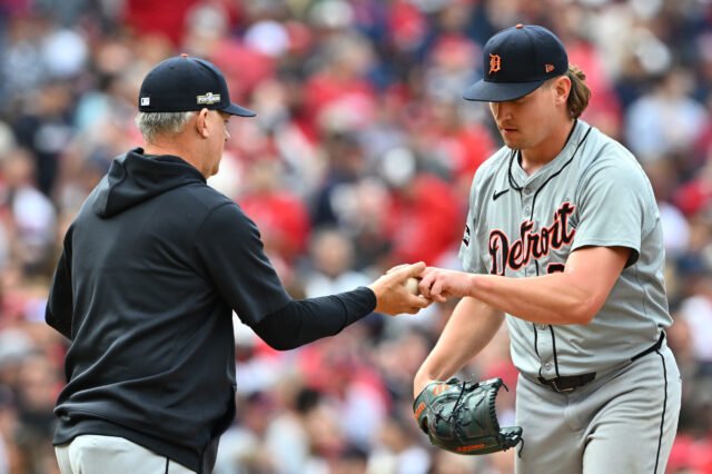 tigers-manager-j-hinch-changes-pitchers.jpg