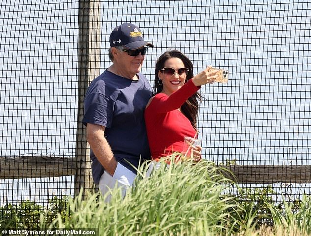 86937895-14741637-Jordon_Hudson_with_Bill_Belichick_in_Nantucket_in_July_is_being_-a-14_174796588825.jpeg