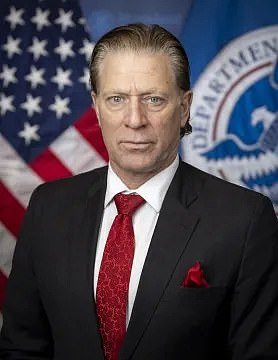 98261453-14699677-David_Richardson_the_acting_head_of_the_Federal_Emergency_Manage-a-34_174693929275.jpeg