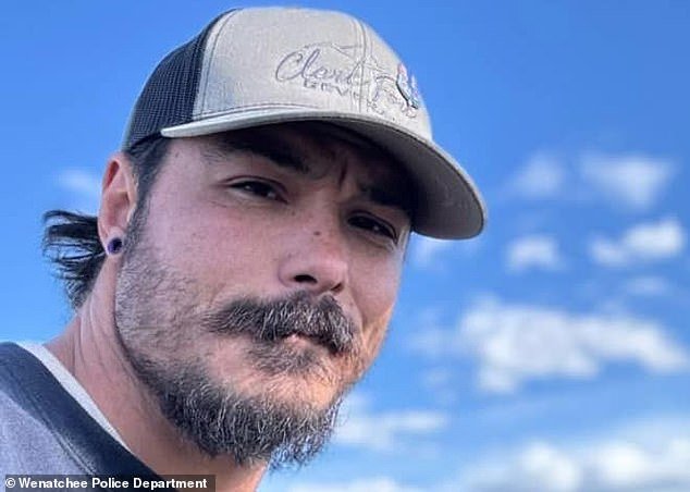 100201673-14894749-Travis_Decker_33_is_accused_of_murdering_his_three_daughters_and-a-72_17521801355.jpeg