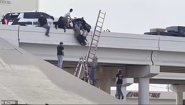 101992715-15082877-Heart_stopping_footage_showed_the_moment_Lubbock_County_Sheriff_-a-27_17574731720.jpeg