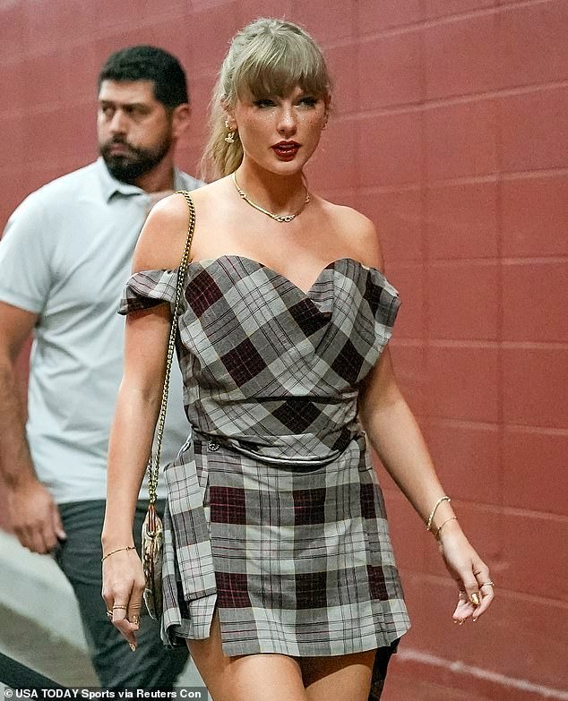 102130431-15097273-Taylor_Swift_skipped_Travis_Kelce_and_the_Kansas_City_Chiefs_fir-m-19_17578836155.jpeg