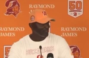 O treinador da NFL é bizarramente brincando seu jogador é seu ‘amante secreto’ no momento de uma má conferência de imprensa