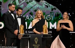 Paradas da rainha para a rainha das paradas! Os fãs são os momentos mais estranhos da estrela do Leão Hanna Hampon coletaram o prêmio no palco em frente ao ex -companheiro de equipe da Inglaterra e rivais Mary Yarps