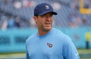 O treinador principal dos Titãs, Brian Kolahan