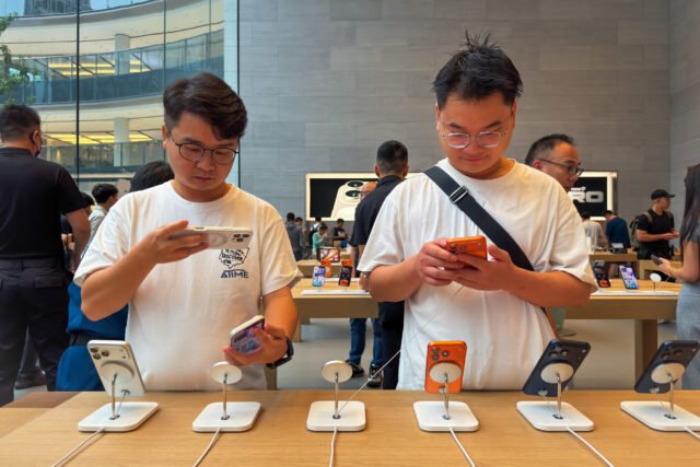 china-chongqing-iphone-17-pro-smartphones.jpg