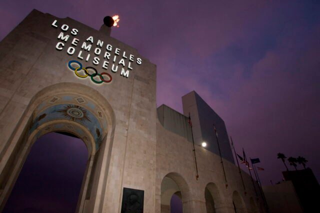 la_coliseum_contracts_10915455.jpg