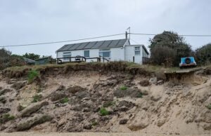 Propriedades baratas que podem deixar seus proprietários desabrigados: agentes imobiliários vendem casas costeiras por apenas £ 30 mil antes de cair no mar