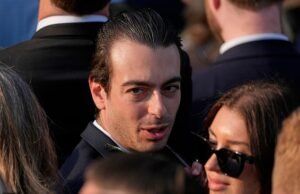 O candidato do conselho especial obstruído de Trump, Paul Ingrassia, caiu em um escândalo de texto racista