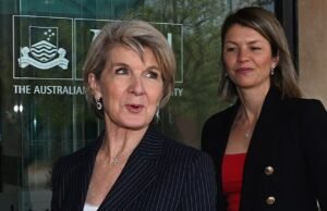 Julie Bishop se recusa a recuar após alegações bombásticas – à medida que aumenta a pressão sobre ela para renunciar