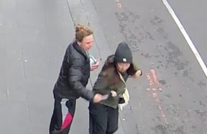 Confissão comovente de irmã acusada de esfaquear seu irmão em um ataque aleatório de rua – Acusada a enfrentar o tribunal