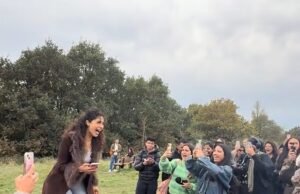 A bizarra nova tendência de bem-estar fez com que centenas de pessoas se reunissem para gritar coletivamente