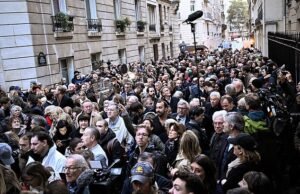 Multidões se reúnem para assistir Nicolas Sarkozy ir para a prisão: os filhos do ex-presidente em desgraça o conhecem antes de ele começar a cumprir pena de cinco anos de prisão – enquanto ele revela o livro apropriado que trouxe consigo para a prisão