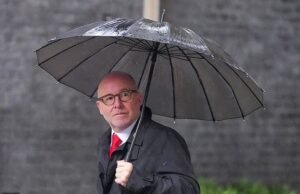 O procurador-geral Lord Harmer e o executor nº 10 são convocados para prestar depoimento a parlamentares e colegas no caso de espionagem na China