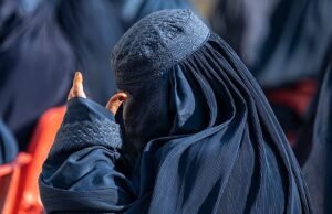 Robert Jenrick diz que a burca deveria ser proibida no Reino Unido – apesar do líder conservador Kimi Badenoch argumentar contra a repressão aos véus faciais