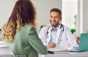 Os médicos de família perguntarão a todas as mulheres que participam nos exames de saúde do NHS se podem estar na menopausa, numa grande vitória para a campanha do Daily Mail