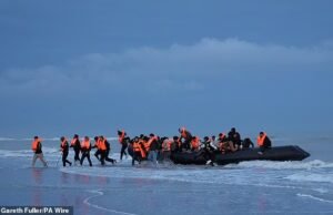 Le Fers! Os migrantes deportados para França ao abrigo do acordo “um entra, um sai” de Starmer regressam à Grã-Bretanha apenas 29 dias depois… num pequeno barco – como mostram os números, as chegadas de 2.025 já superam as de 2.024