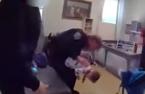 Policiais da polícia de Nova York salvam a vida de uma criança sufocada em um vídeo dramático