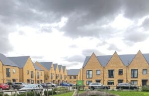 Moradores furiosos foram forçados a pagar £ 2.000 para manter uma área de recreação infantil que é apenas um tronco