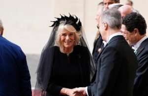 A Rainha Camilla ecoa Elizabeth II vestindo preto para o encontro histórico com o Papa – quase 65 anos após a visita do falecido monarca
