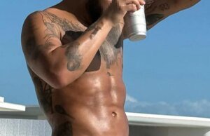 Adivinhe a celebridade da lista A nesta foto rasgada sem camisa!