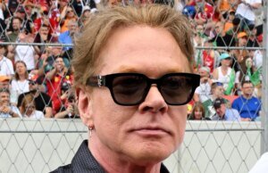 Guns N’ Roses Axl Rose perde seu ás no palco durante show, assista ao vídeo