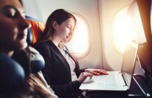 Mulher assiste a filme de assalto no avião – não está pronta para notícias quando pousa