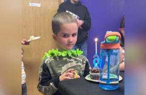 Filho vai a festa de aniversário na aula, mãe não está preparada para o que os pais fazem