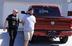 Pai é acusado de homicídio veicular depois que filho de 2 anos morre nas enchentes