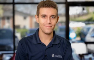 O grande mestre do xadrez de Charlotte, Daniel Naroditsky, morreu inesperadamente aos 29 anos