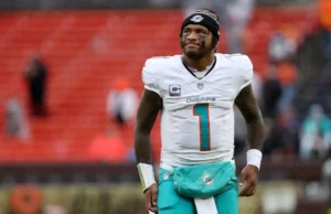 O técnico do Dolphins, Mike McDaniel, disse que por enquanto manterá Tua Tagovailoa como titular do time.