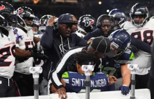 O árbitro que defendeu Jackson Smith-Nzigba contra os texanos era o ex-defensivo da NFL Nate Jones.