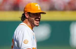 Os Giants substituíram Bob Melvin pelo técnico do Tennessee, Tony Vitello, em uma jogada ousada