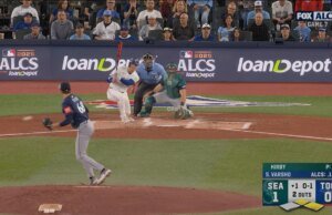 Dalton Varsho do Blue Jays rebateu uma única vez para empatar o jogo contra os Mariners