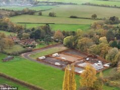 Fúria dos milionários do Stockbroker Belt depois que viajantes compraram um campo ‘no valor de US$ 5 milhões’ em área de conservação e asfaltado durante a noite sem permissão de planejamento – e se mudaram em caravanas