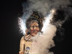 Enorme efígie do primeiro-ministro Sir Keir Starmer queimada no evento Guy Fawkes Night