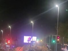 Espectadores chocados assistem enquanto uma escavadeira de 24 toneladas destrói um caminhão do Royal Mail