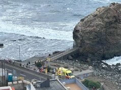 Três pessoas morreram no popular local de férias britânico depois que ondas enormes atingiram a ilha