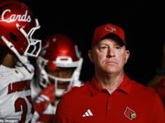 Homem do Texas é preso por ‘ameaças terroristas’ contra técnico e quarterback de futebol universitário após derrota na prorrogação