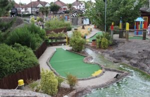 Menino de cinco anos levado ao hospital em estado crítico após parede desabar durante festa de aniversário de criança em campo de golfe louco