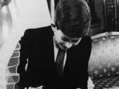 Por que o rei Carlos ficou com o rosto vermelho ao anunciar o nascimento de seu irmão André em sua escola