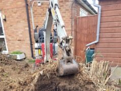 Os vizinhos que vivem na capital britânica do bambu foram forçados a arrancar milhares de colmos depois de raízes explodirem sob os seus jardins.