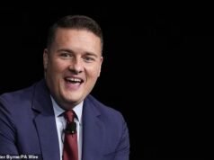 Andrew Pearce na Wes Street, um aspirante a candidato a primeiro-ministro cuja mãe nasceu na prisão… e cuja avó dividia uma cela com Christine Keeler