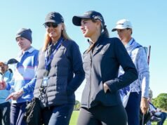 Nenhum sinal de Tiger Woods quando Kai Trump começa a vida como jogador de golfe profissional com sua mãe Vanessa ao seu lado