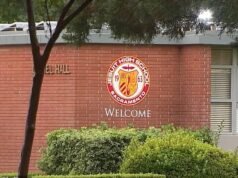 Indignação com os planos de matricular meninas em escolas católicas de prestígio, já que os pais alertam que os meninos ficarão confusos