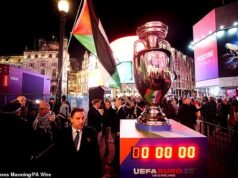 Manifestantes pró-Palestina invadem o evento de lançamento do Euro 2028 em Londres – e acusam ‘colaboradores’ da UEFA de terem ‘sangue nas mãos’ em meio a apelos para banir Israel do torneio