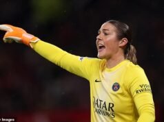A estilosa Mary Earps tenta deixar seu futebol falar em meio a uma autobiografia explosiva enquanto o retorno do Man United afunda