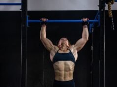 A policial australiana que quebrou o recorde mundial de flexões revelou sua doença após ser agredida por trolls online