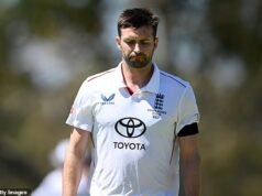 A Inglaterra sofreu um grande susto no Ashes depois que Mark Wood se machucou apenas oito dias antes do primeiro teste em Perth.